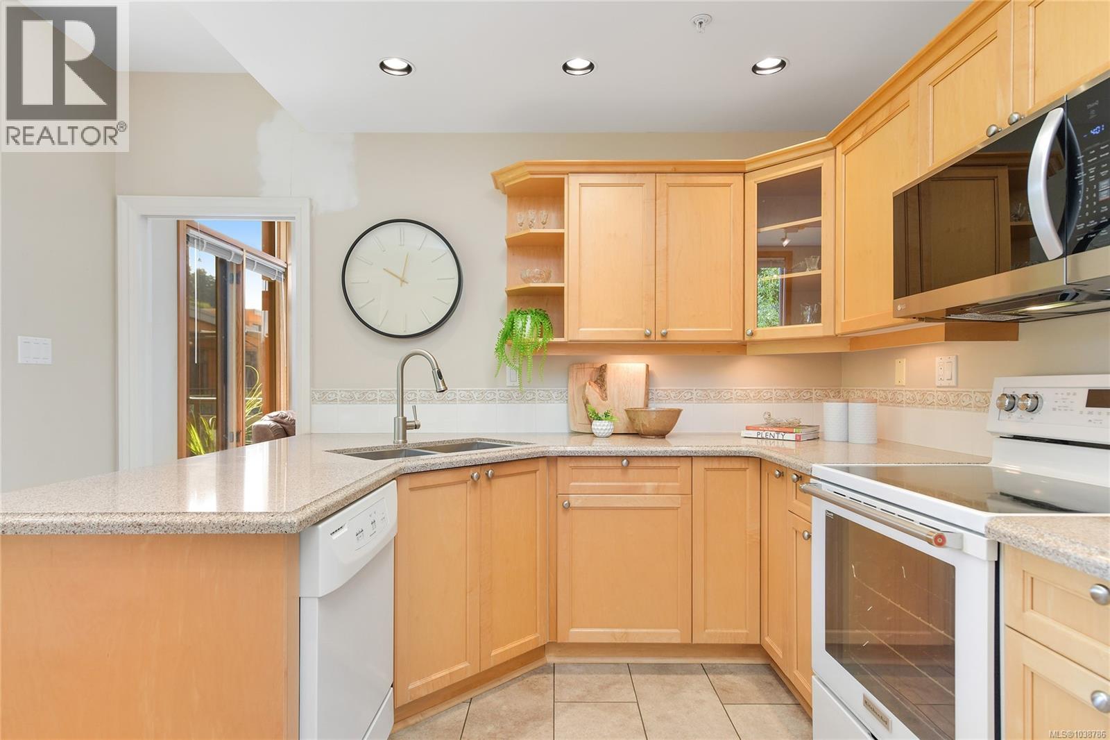 #403 5327 Cordova Bay Rd - 22
