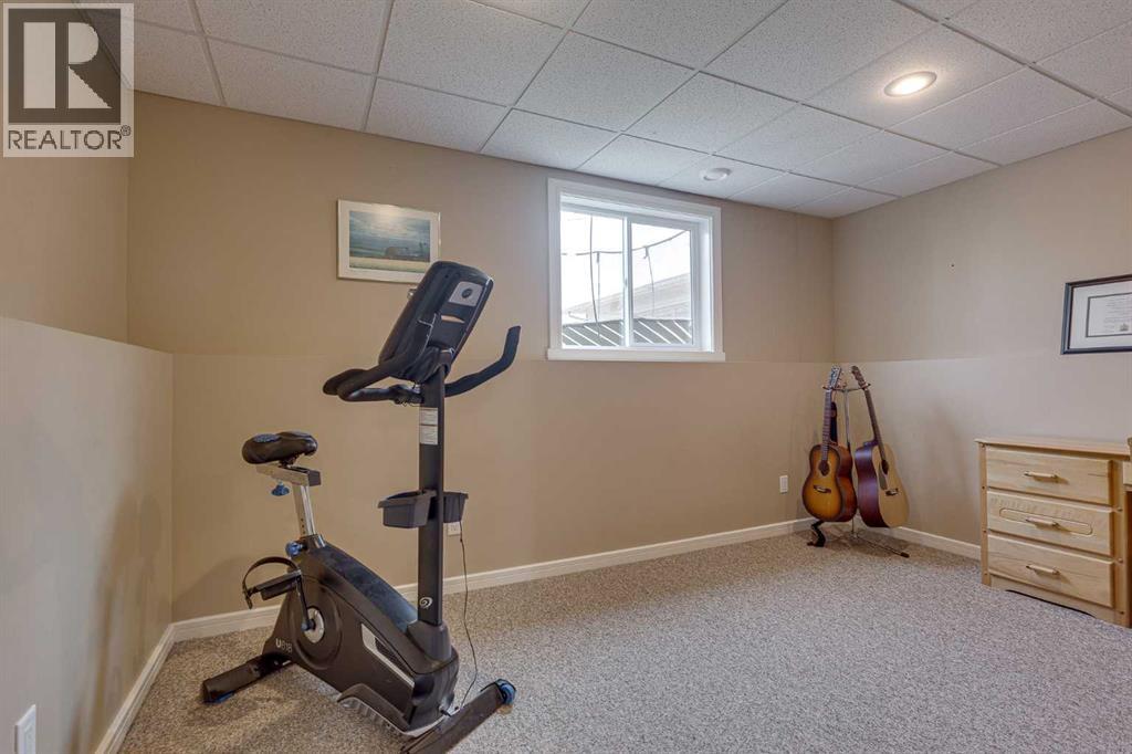 74 Mackenzie Crescent — photo 37
