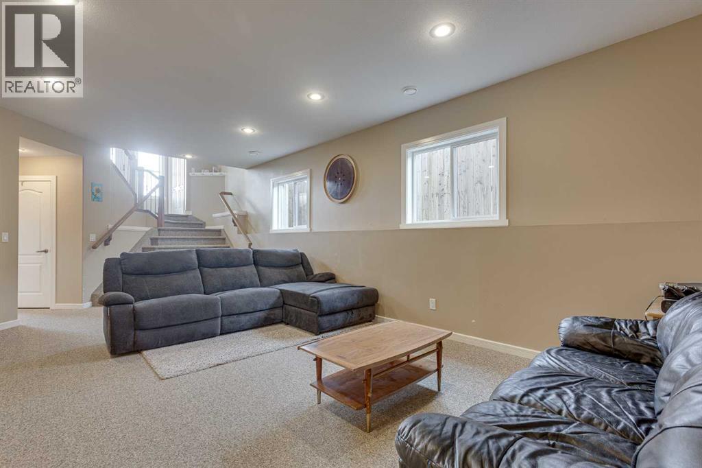 74 Mackenzie Crescent — photo 31