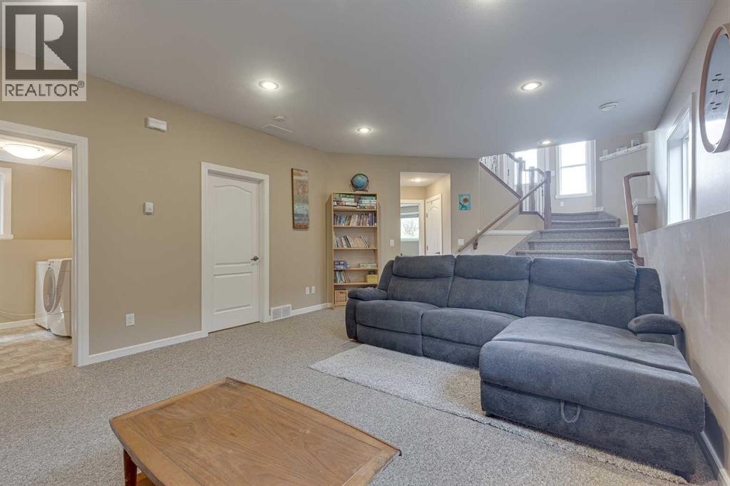74 Mackenzie Crescent — photo 32
