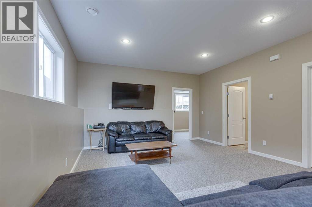 74 Mackenzie Crescent — photo 29