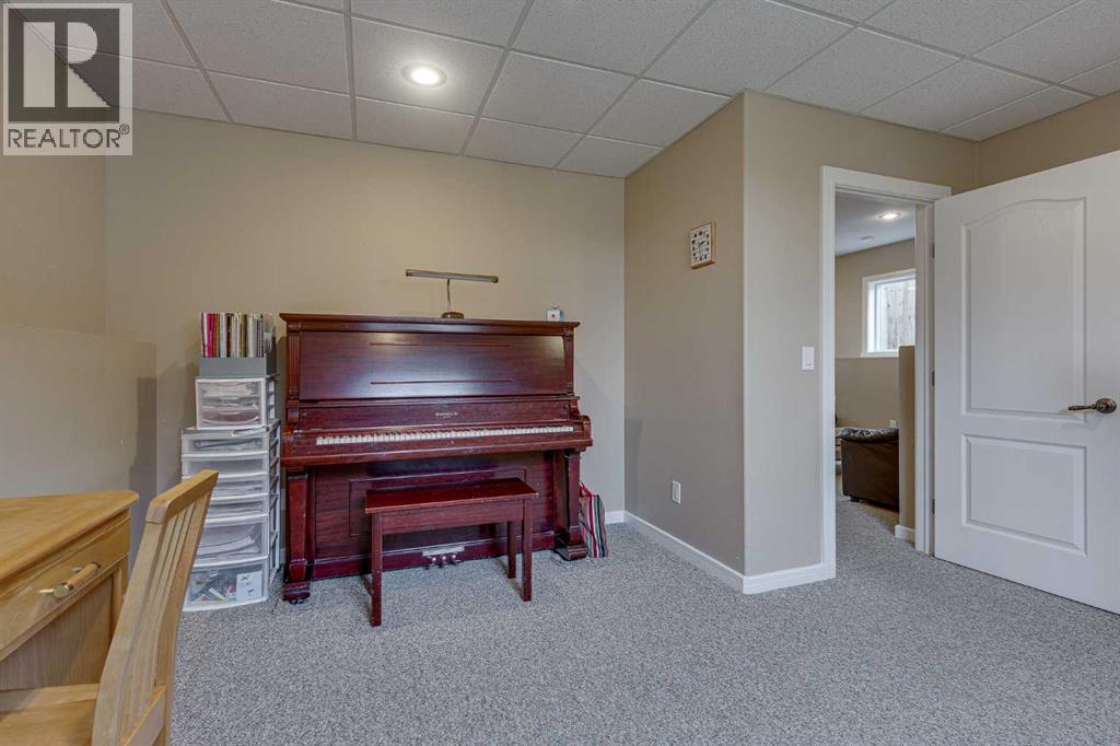74 Mackenzie Crescent — photo 39