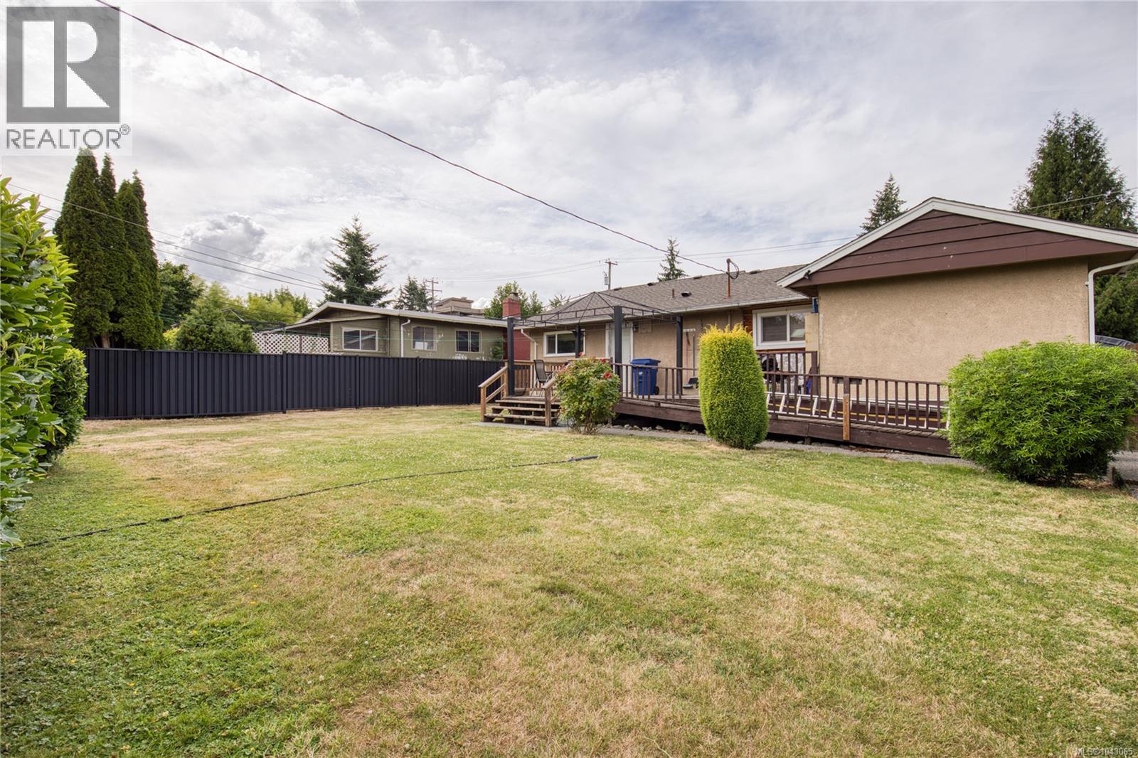 543 Bradley St, Nanaimo — photo 2