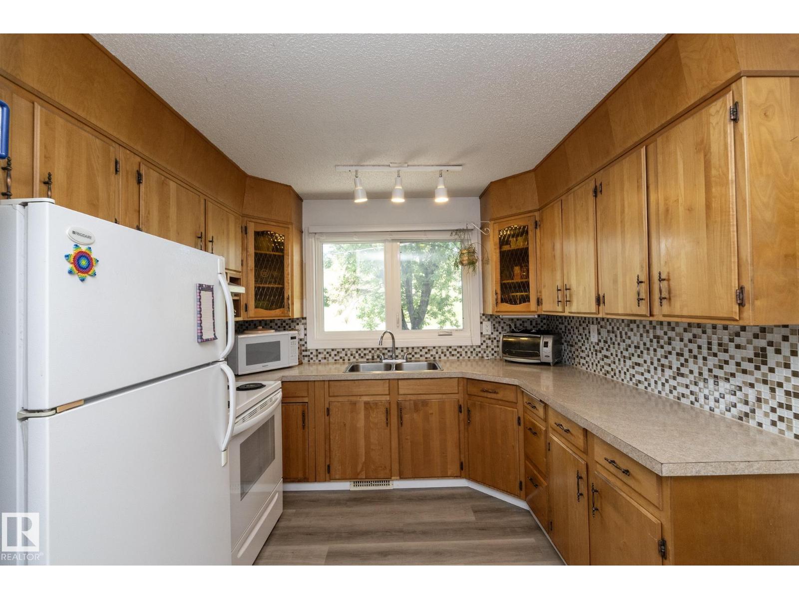 4302 53 ST - 8