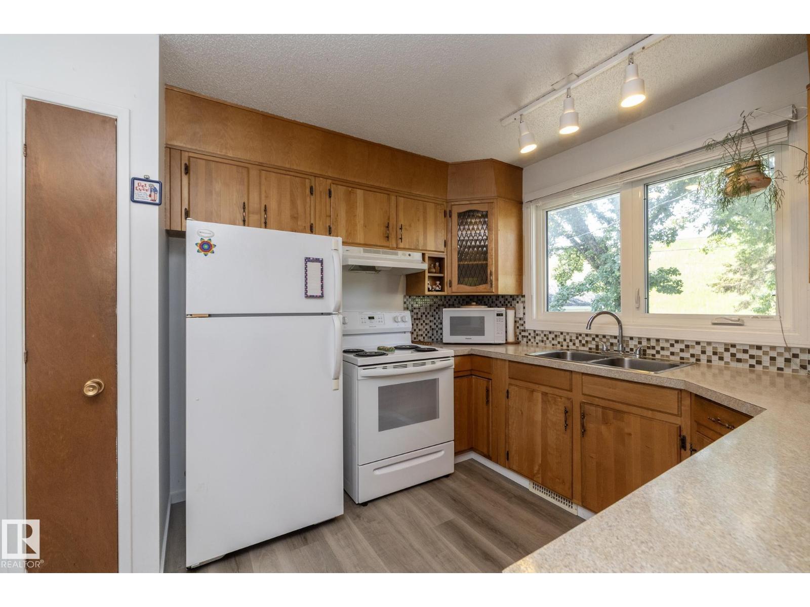 4302 53 ST - 10