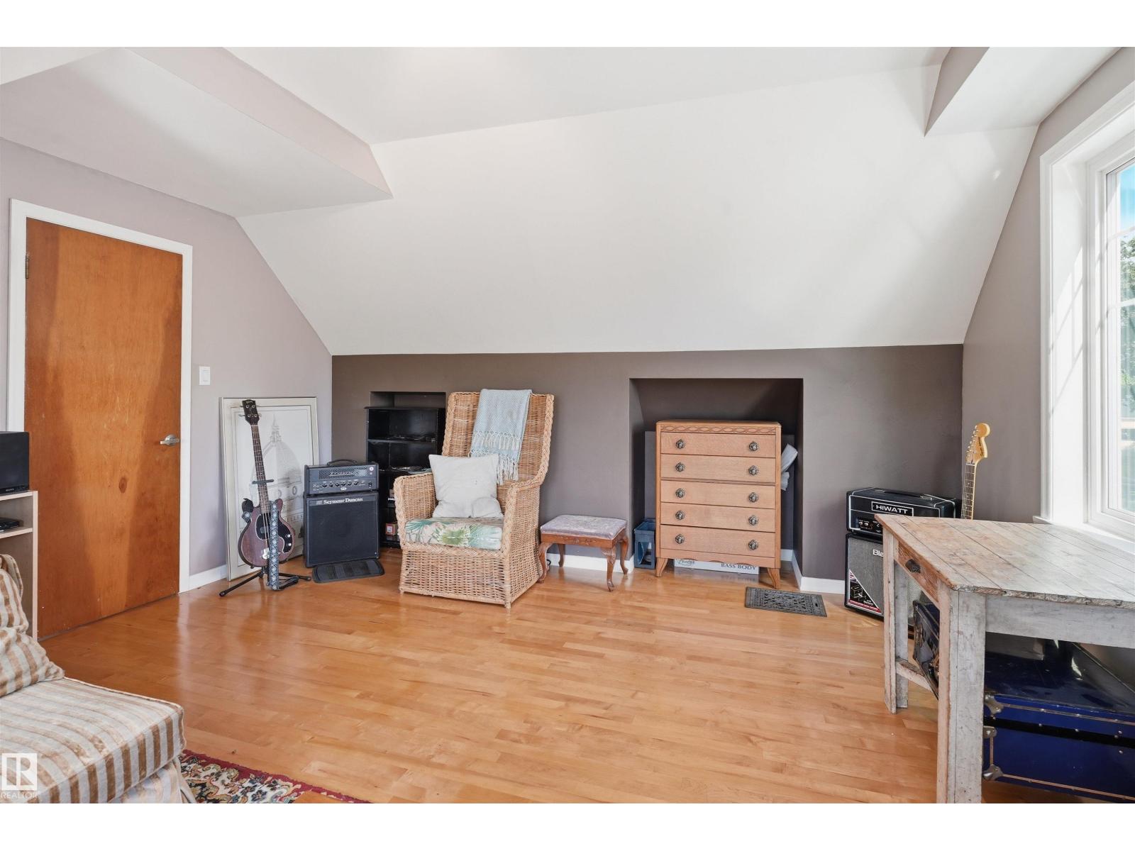 11334 104 ST NW - 18