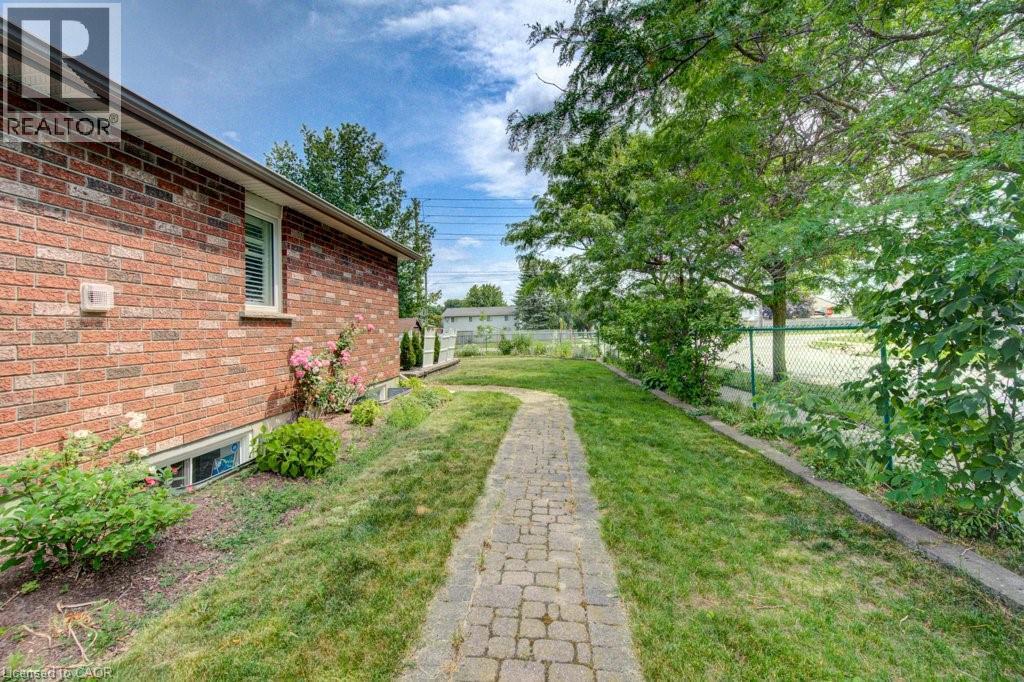 330 LAKE LOUISE Boulevard - Image 44