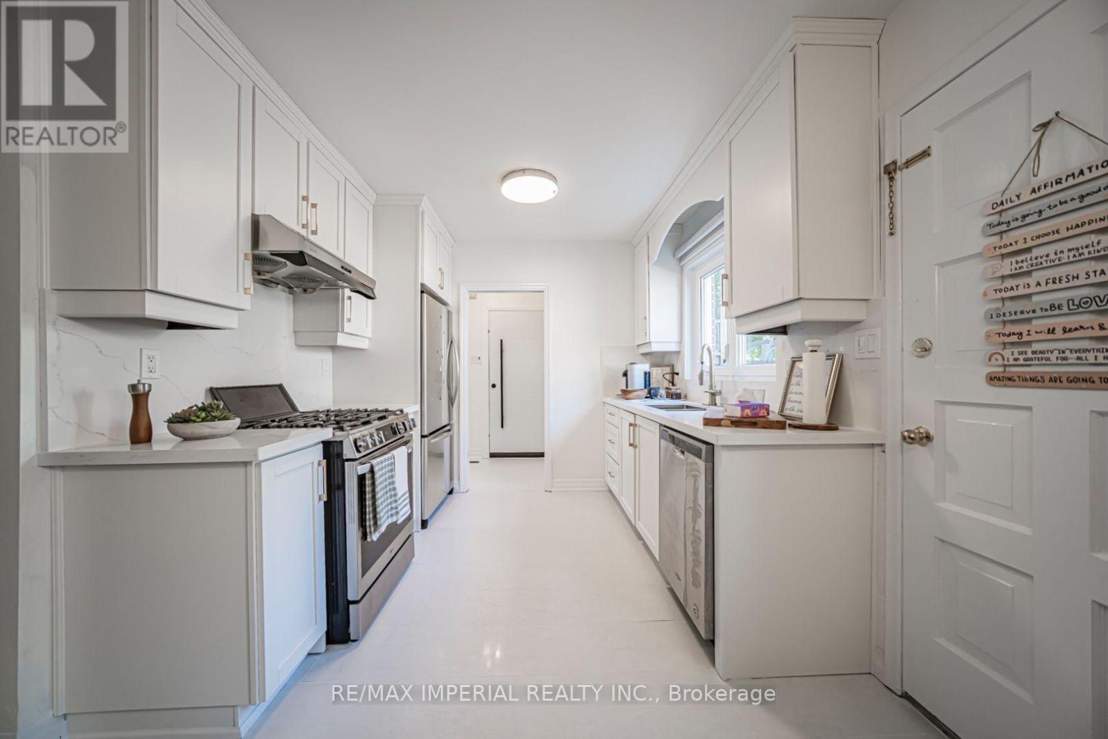 4 QUINCY CRESCENT - 18