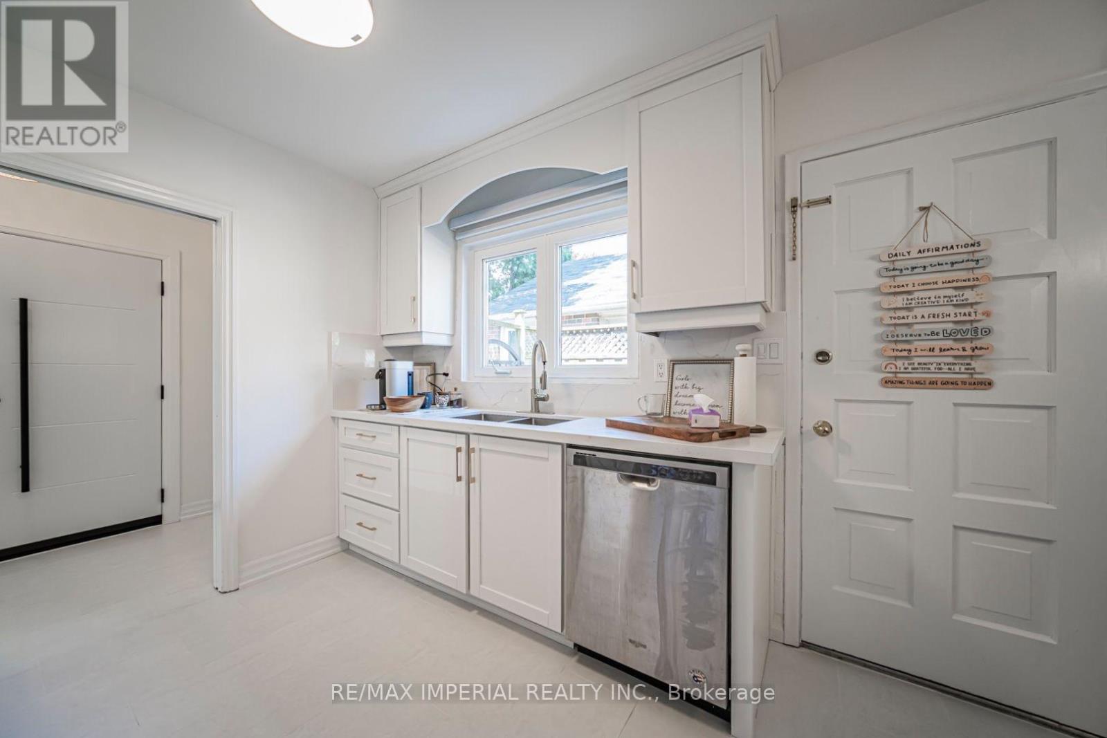 4 QUINCY CRESCENT - 19