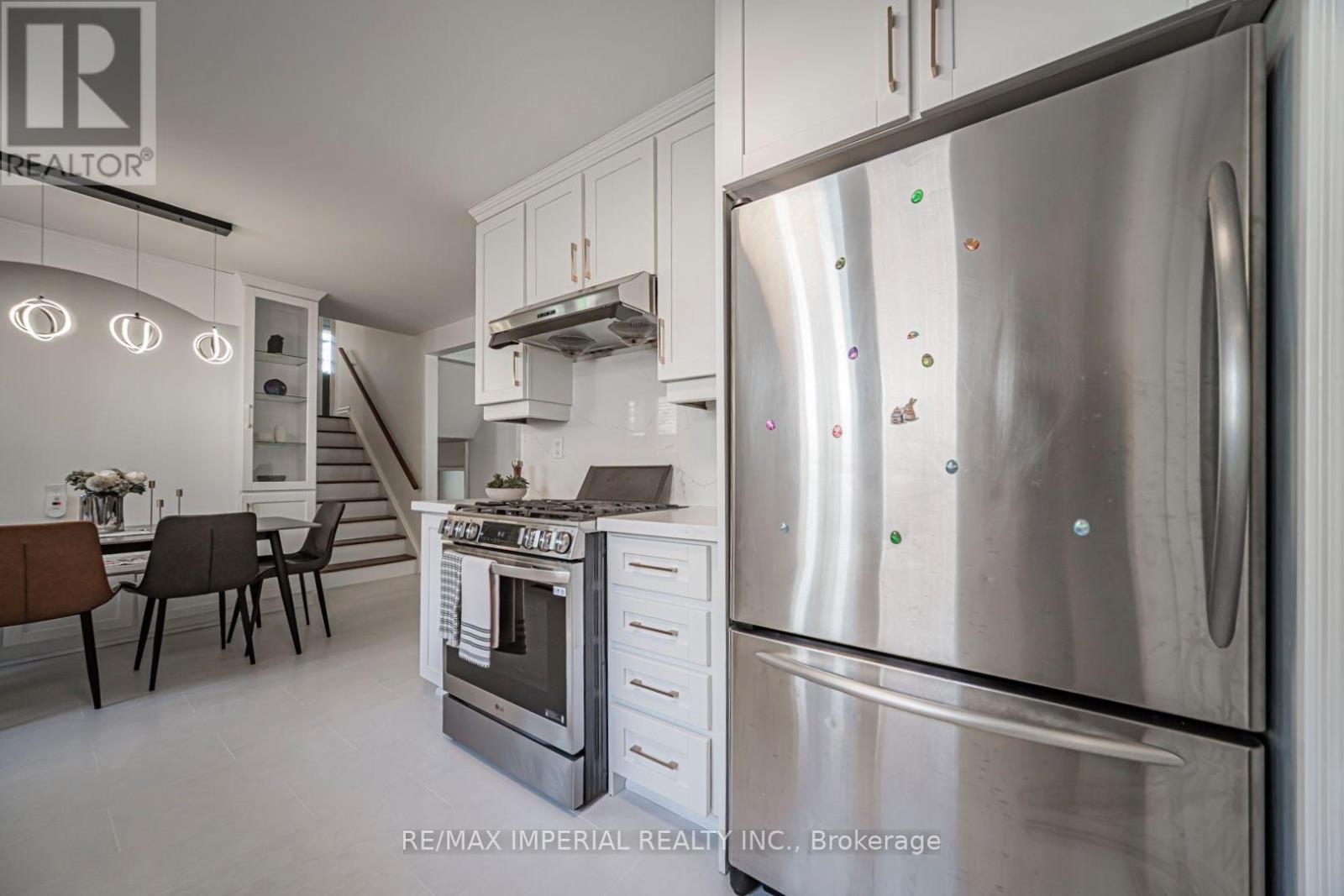 4 QUINCY CRESCENT - 22