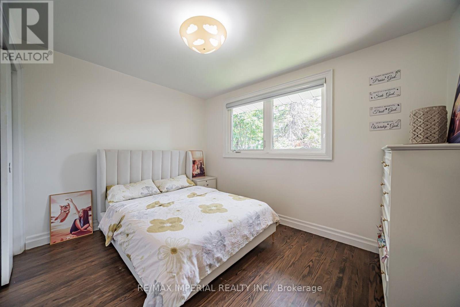 4 QUINCY CRESCENT - 27