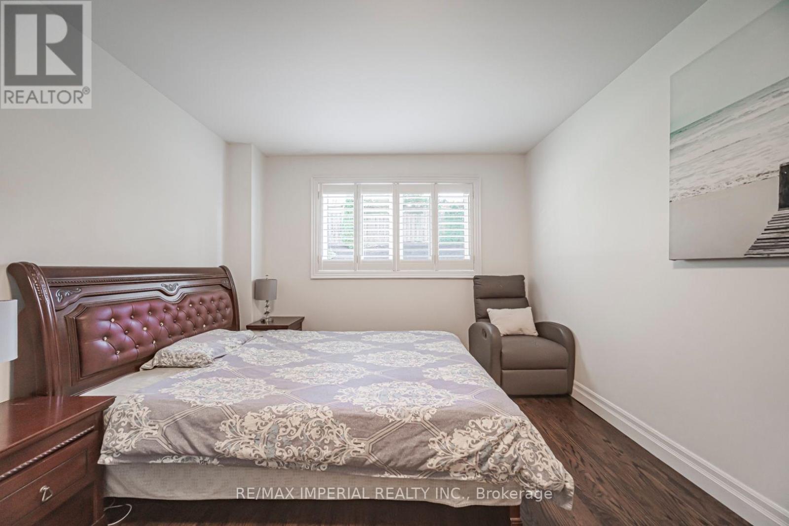 4 QUINCY CRESCENT - 32