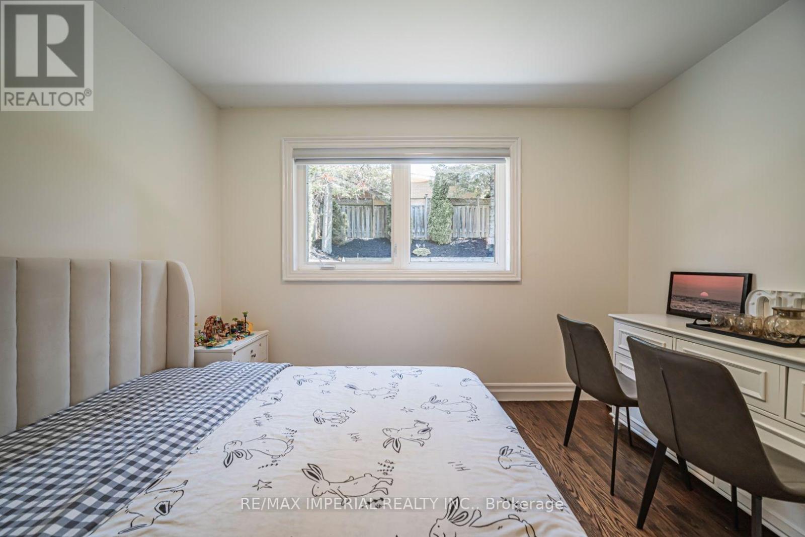4 QUINCY CRESCENT - 35