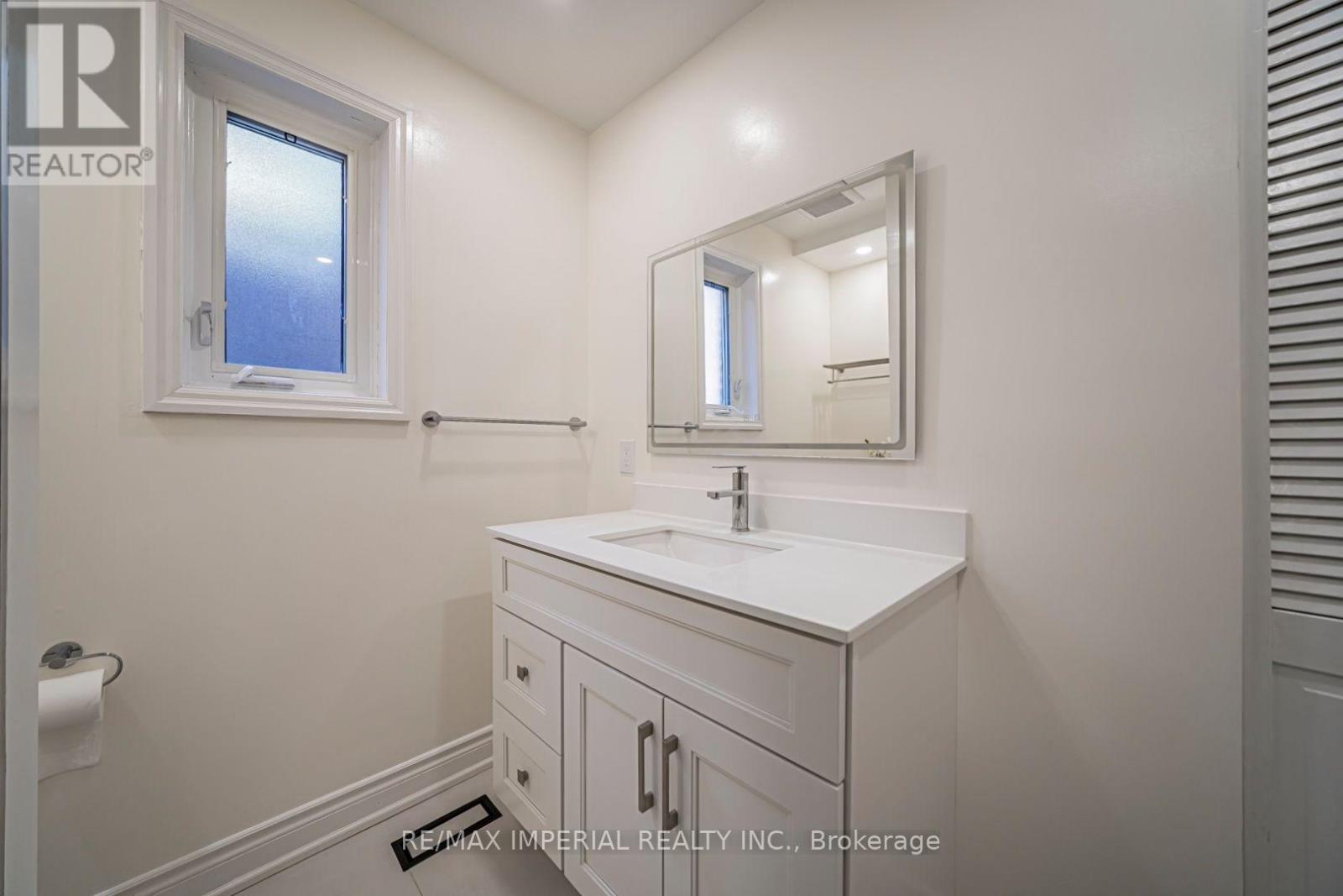 4 QUINCY CRESCENT - 36