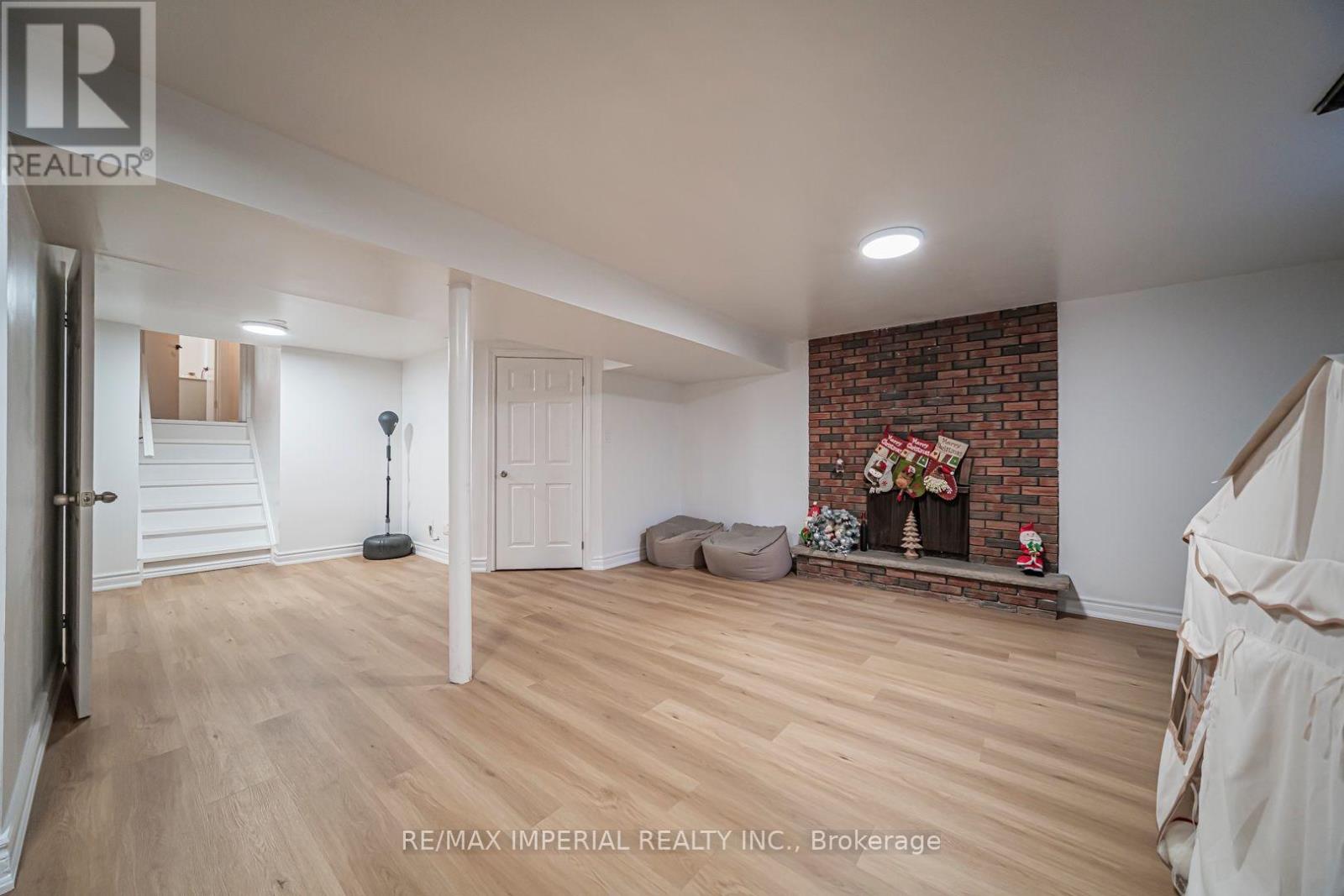 4 QUINCY CRESCENT - 40