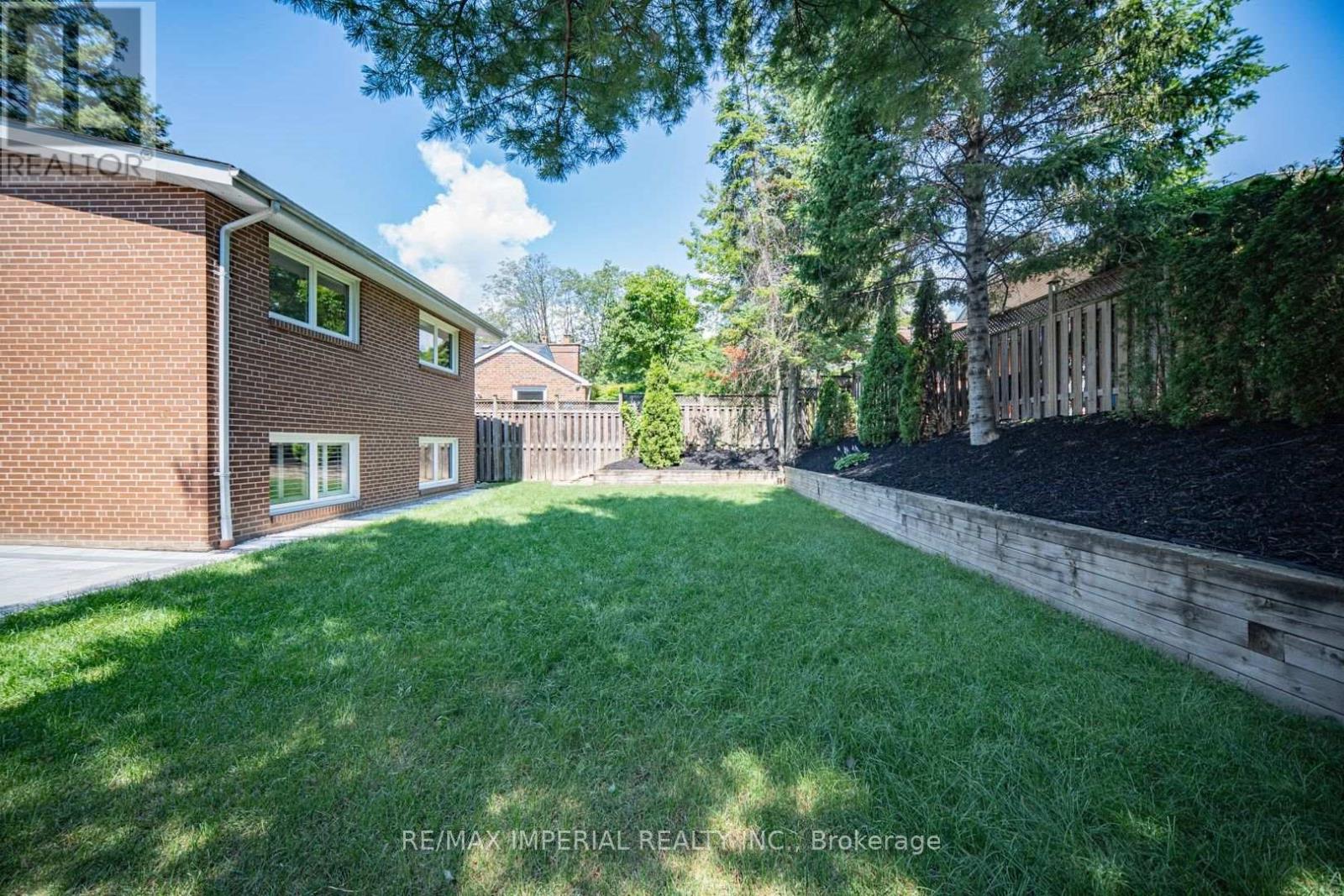 4 QUINCY CRESCENT - 47