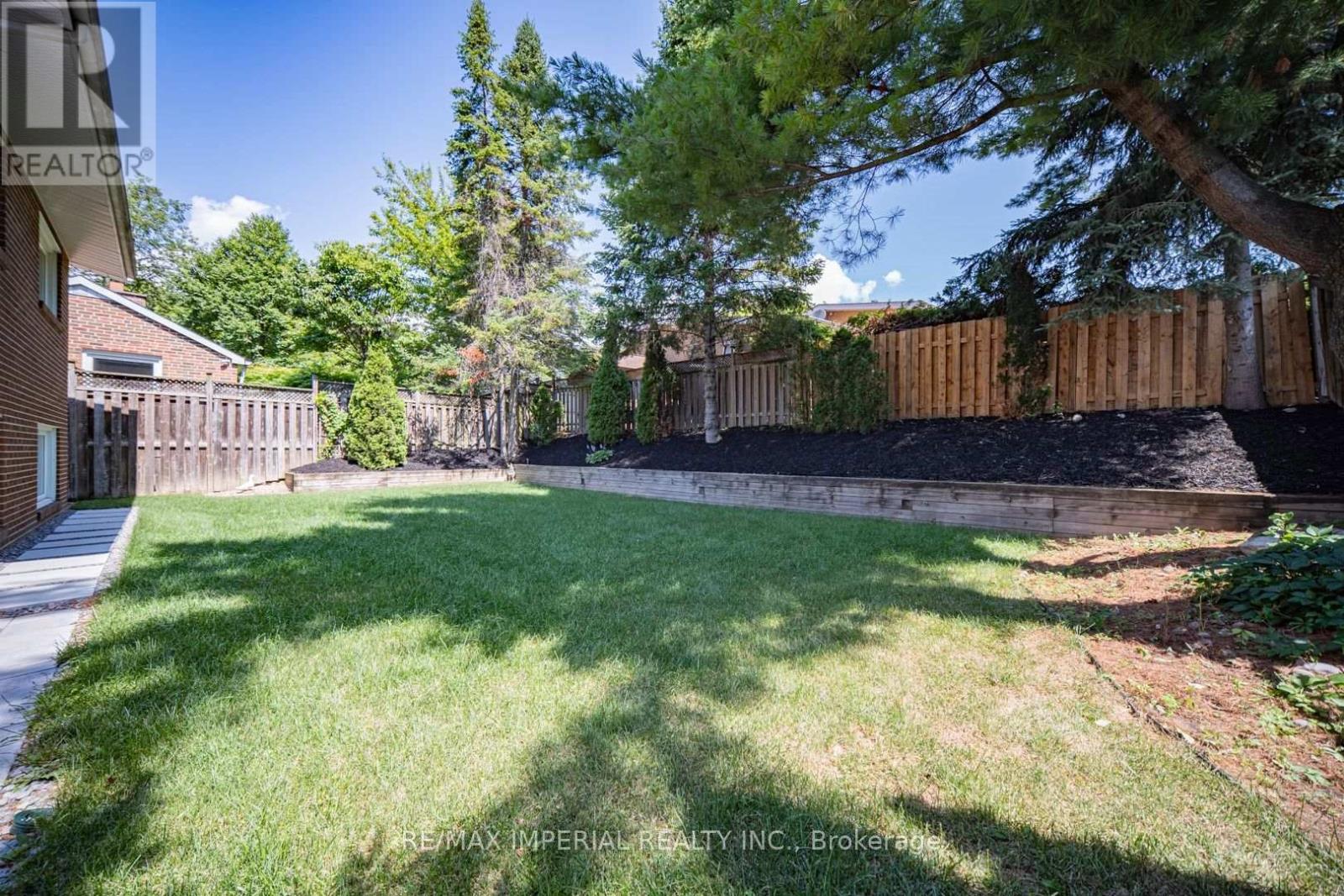 4 QUINCY CRESCENT - 48