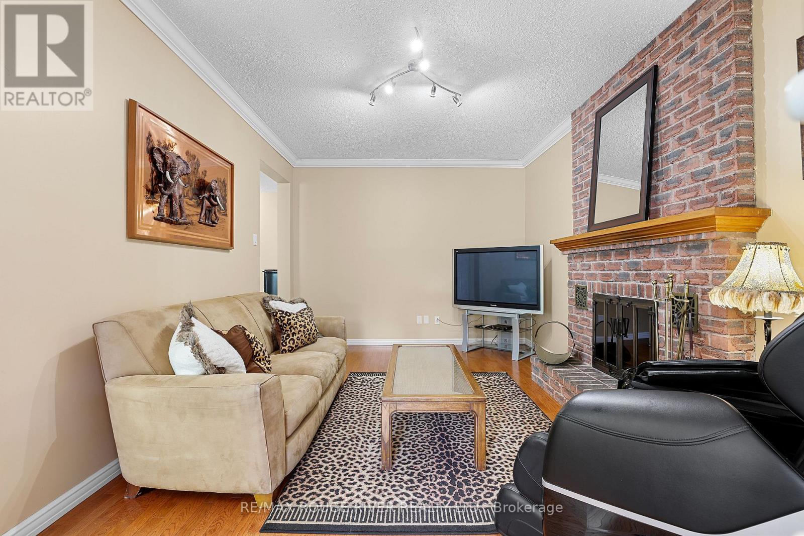 11 CANMORE BOULEVARD - 19