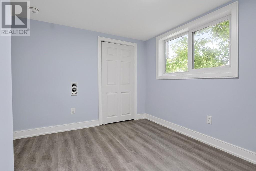 1543 Carling Crescent - 22
