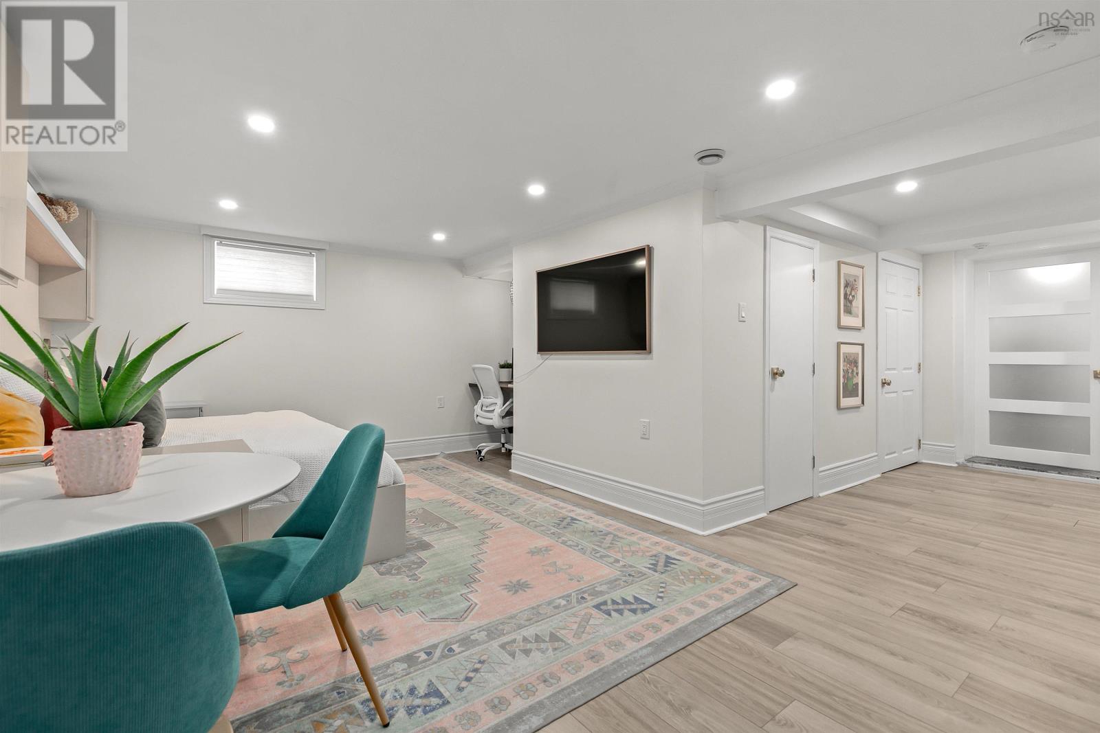 2500 Armcrescent West Avenue - 33