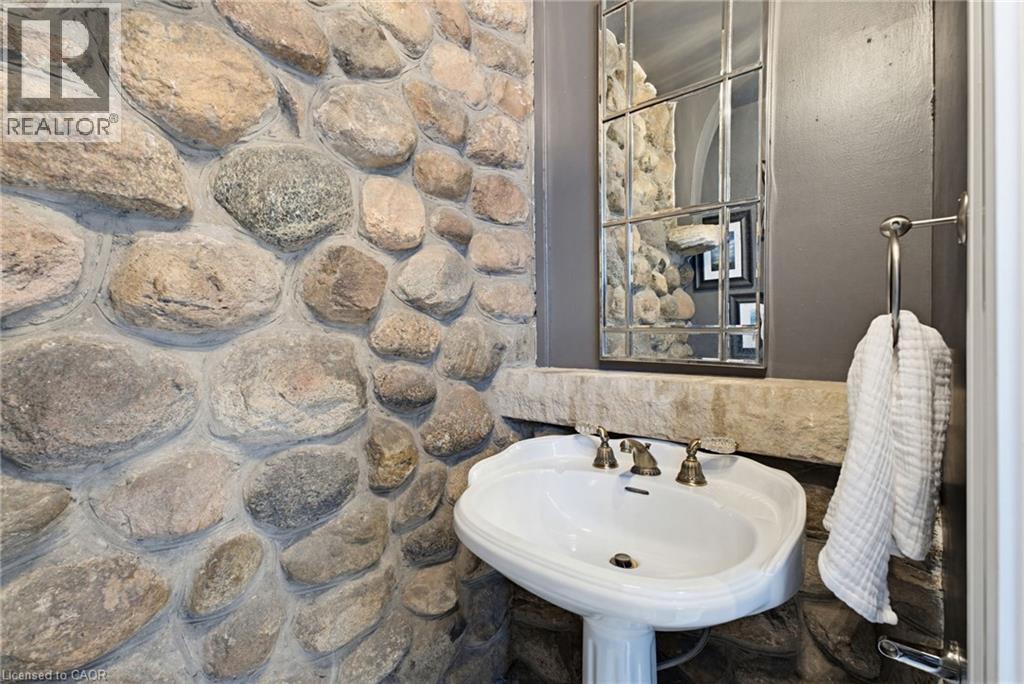 3083 LAKESHORE Road - 15