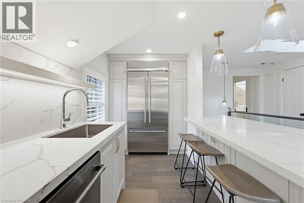 3083 LAKESHORE Road - 36