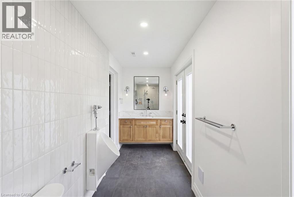 3083 LAKESHORE Road - 41