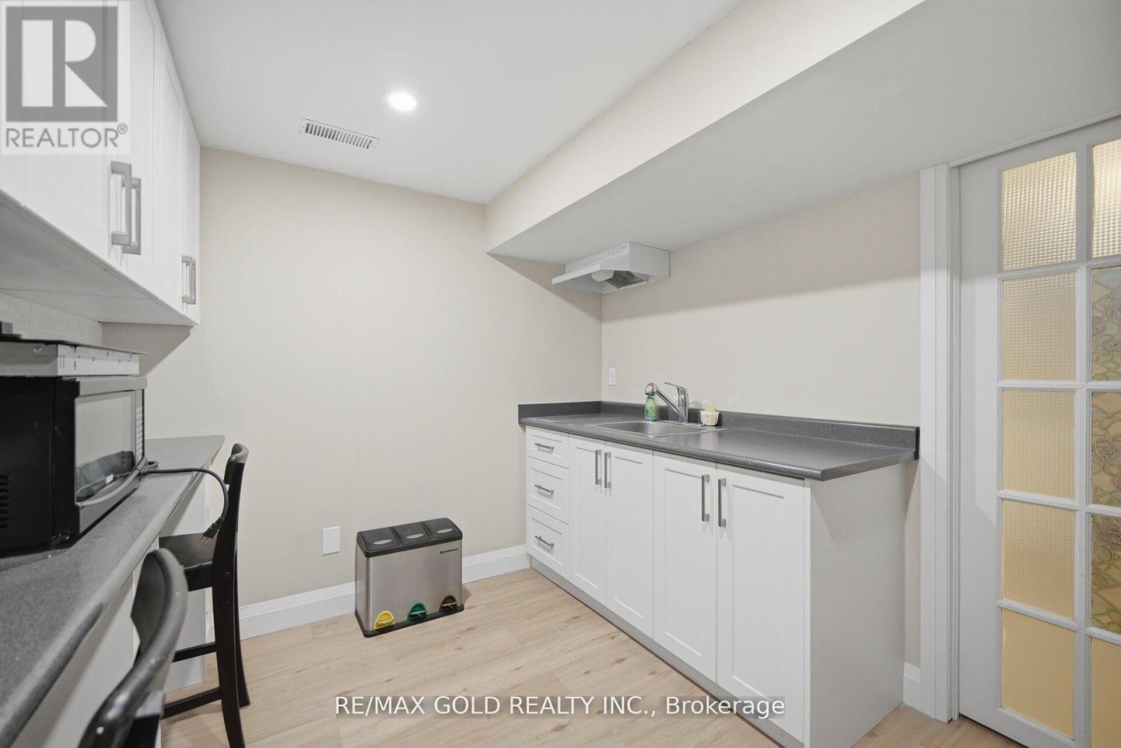 784 DOUGLAS STREET - 27