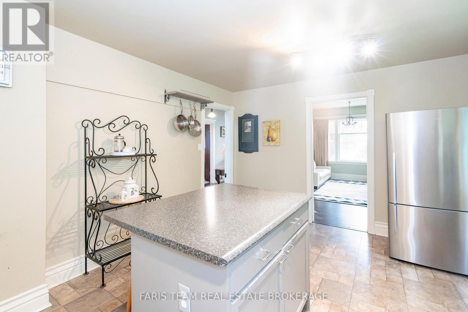 105 BARRIE STREET - 10