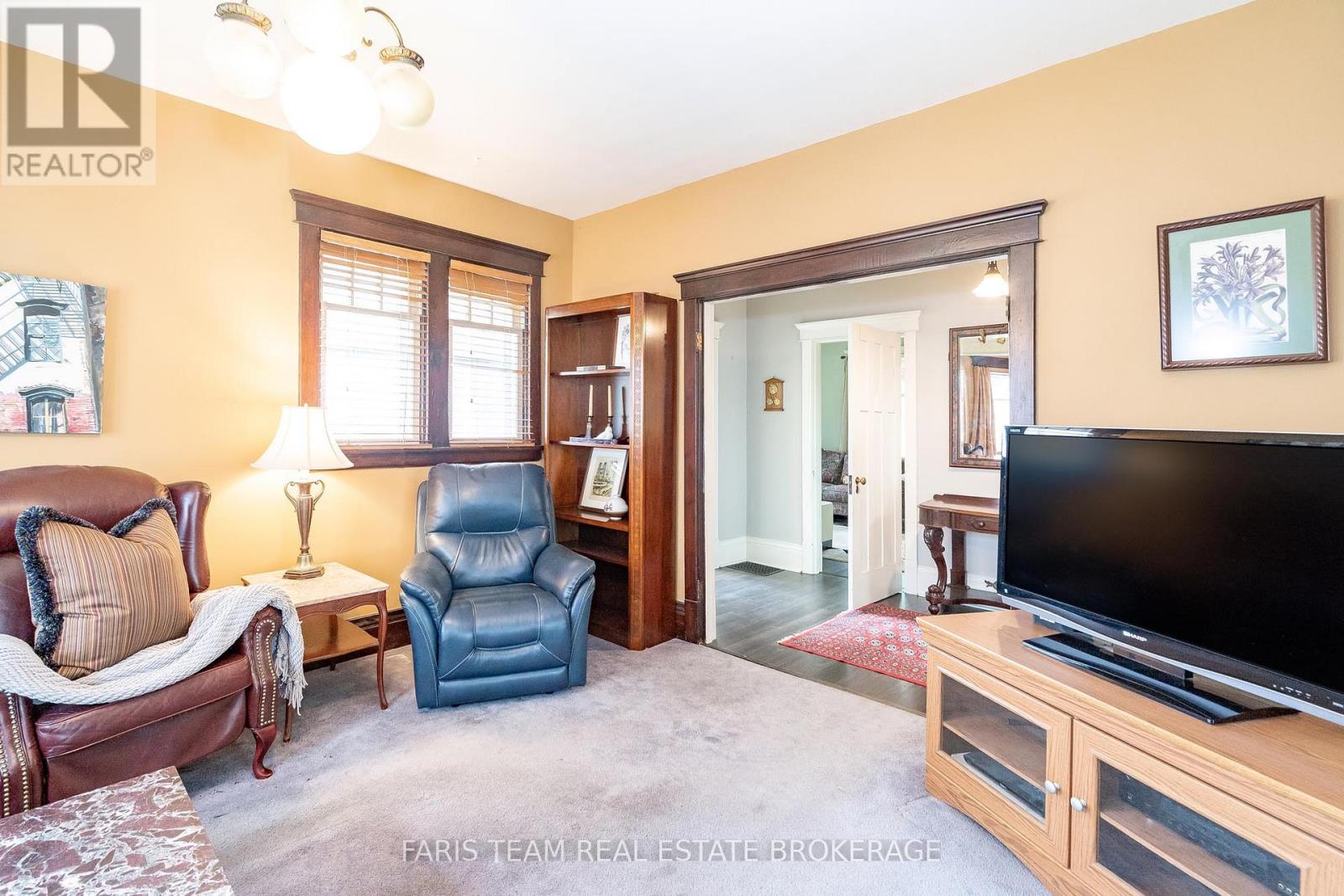 105 BARRIE STREET - 16