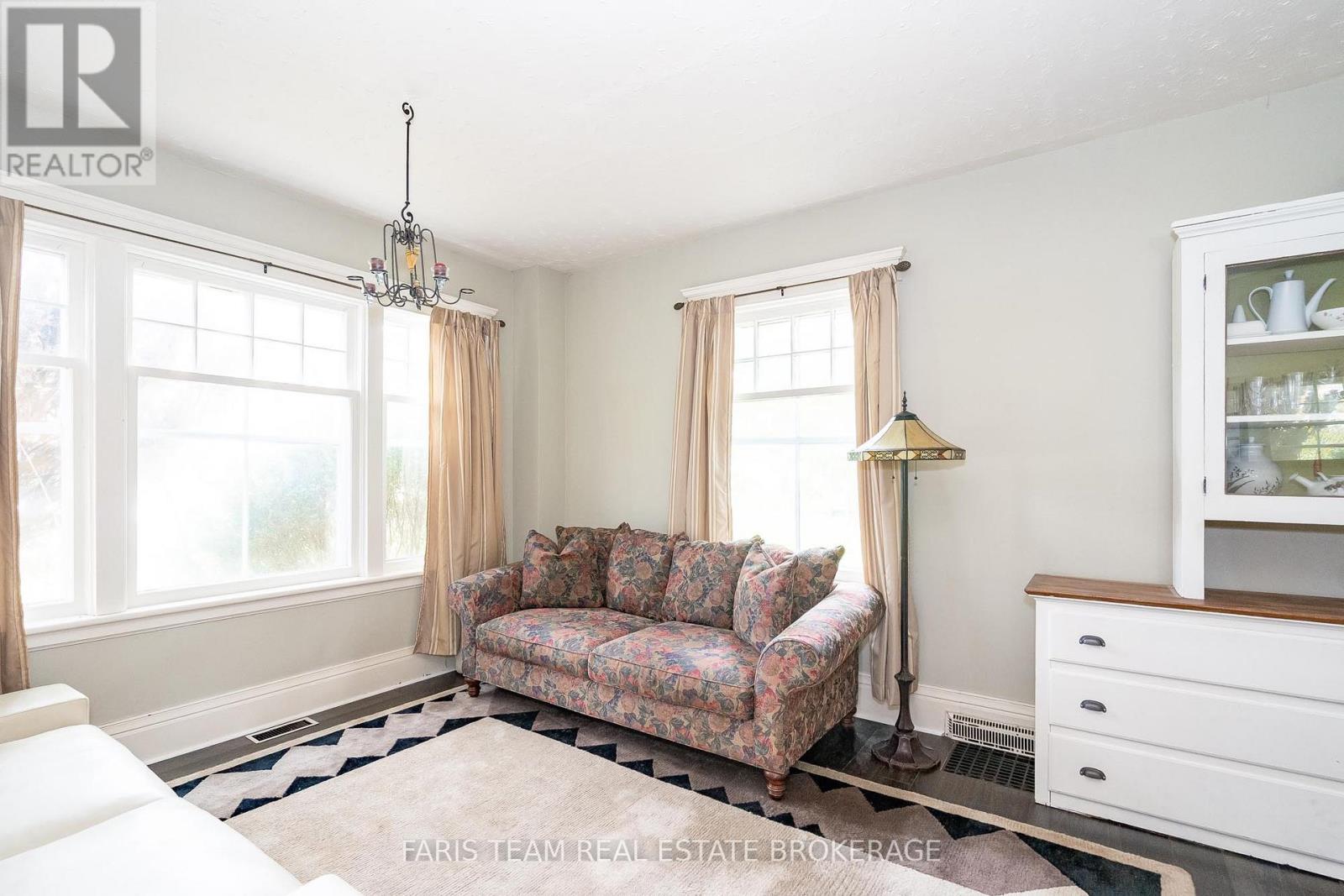 105 BARRIE STREET - 17