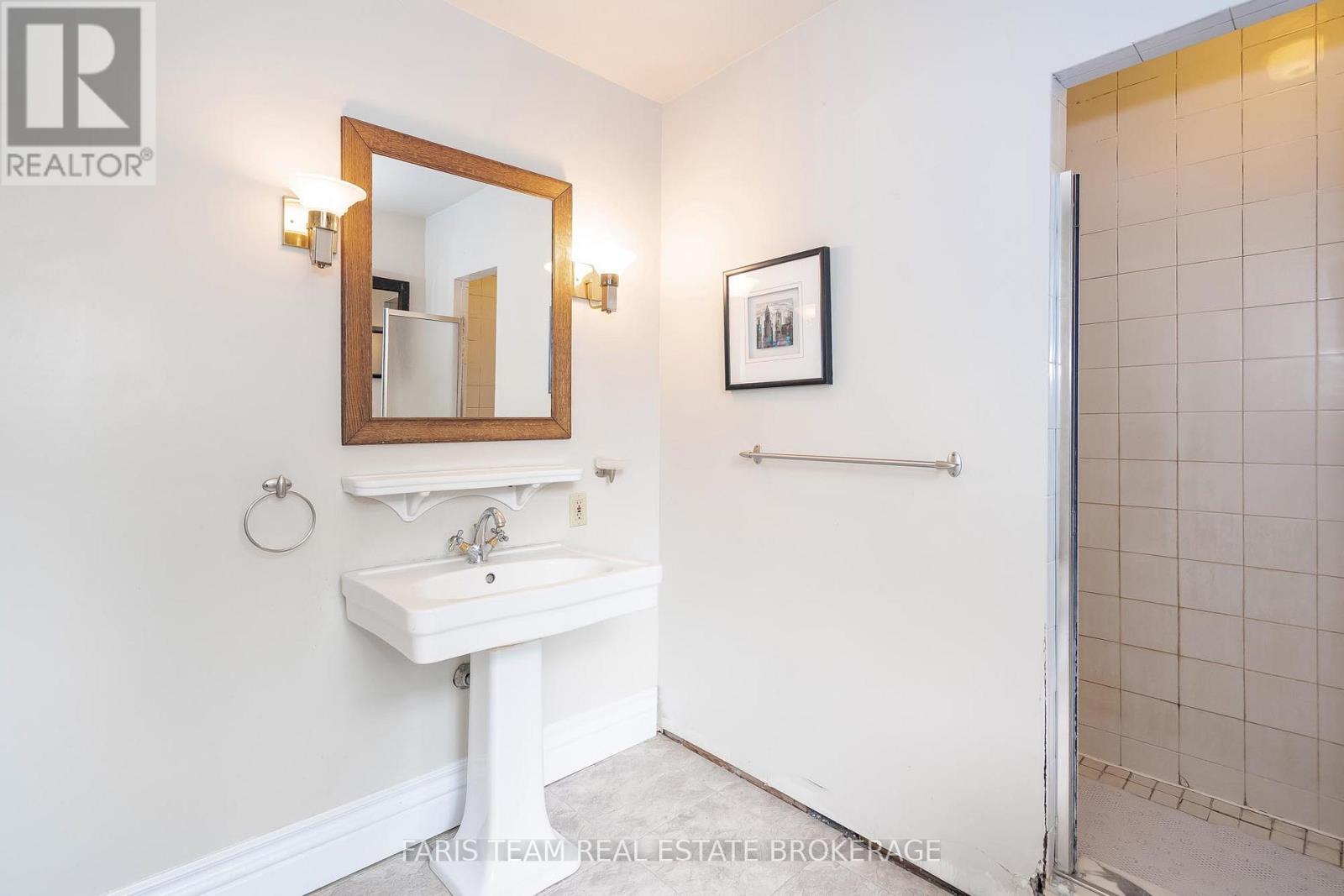 105 BARRIE STREET - 25