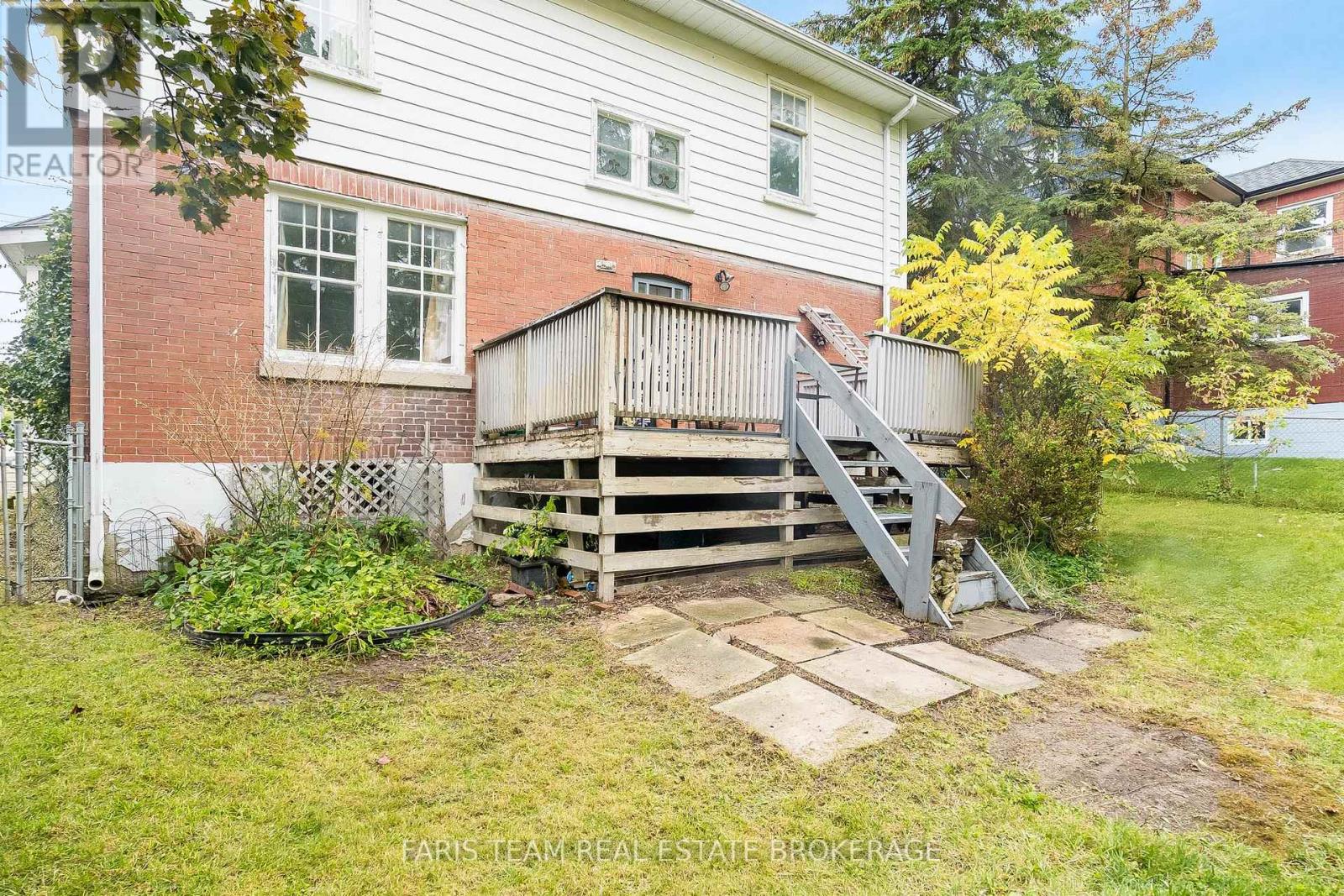105 BARRIE STREET - 26