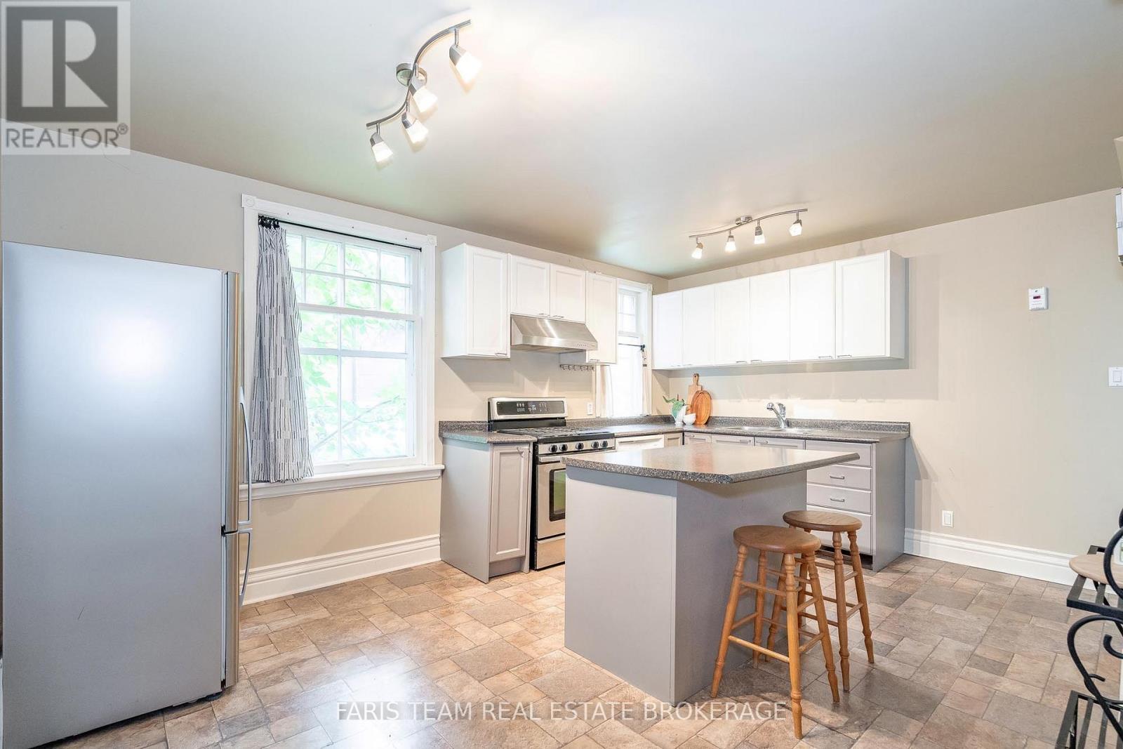 105 BARRIE STREET - 5