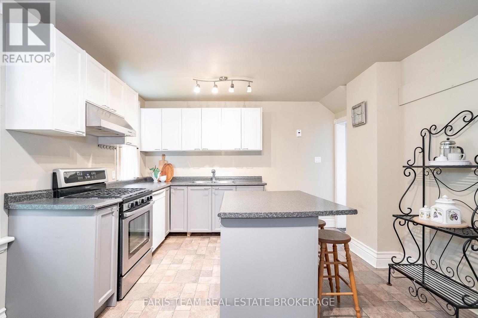 105 BARRIE STREET - 6