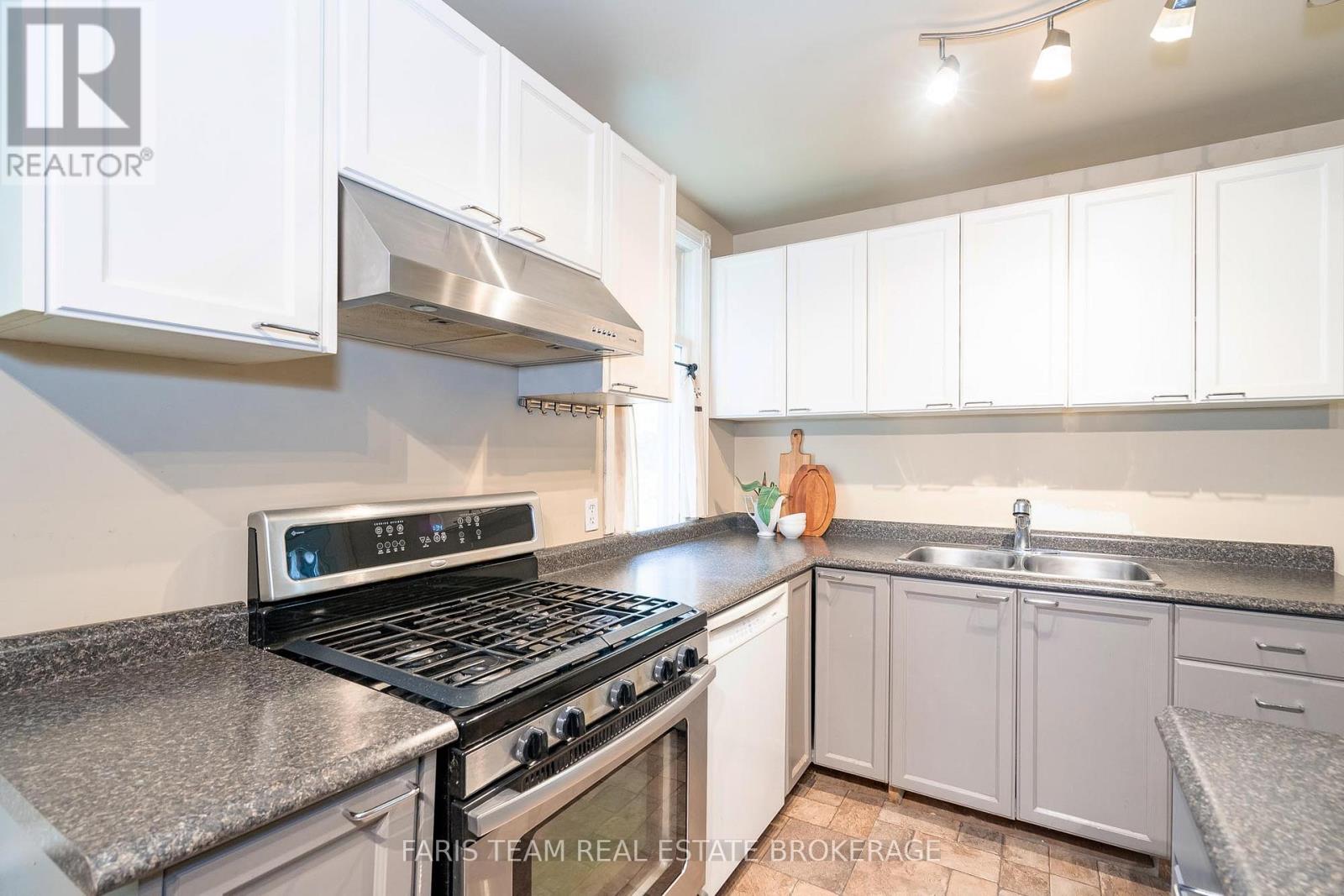 105 BARRIE STREET - 7