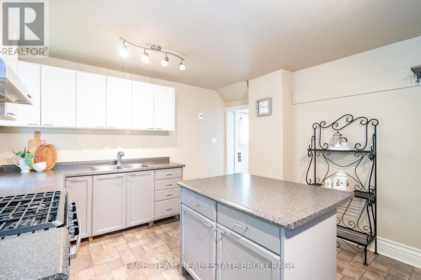 105 BARRIE STREET - 8