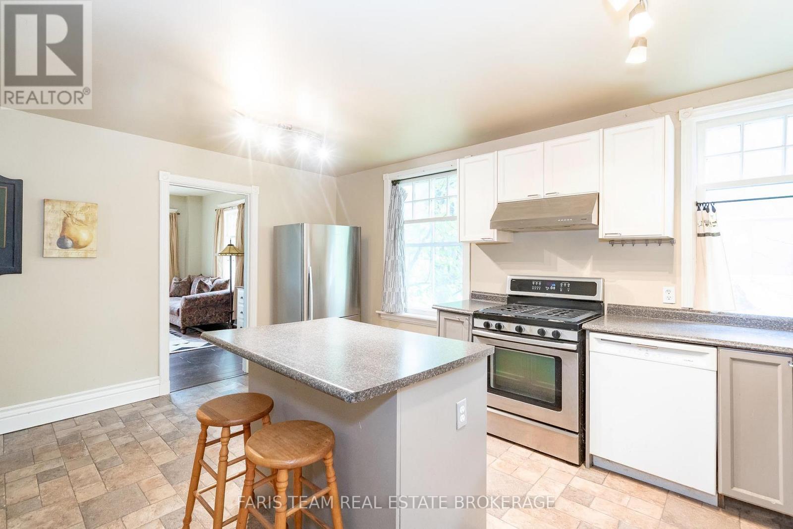 105 BARRIE STREET - 9