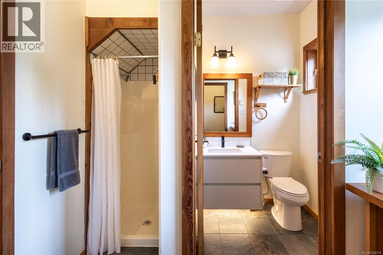 3 1002 Peninsula Rd, Ucluelet