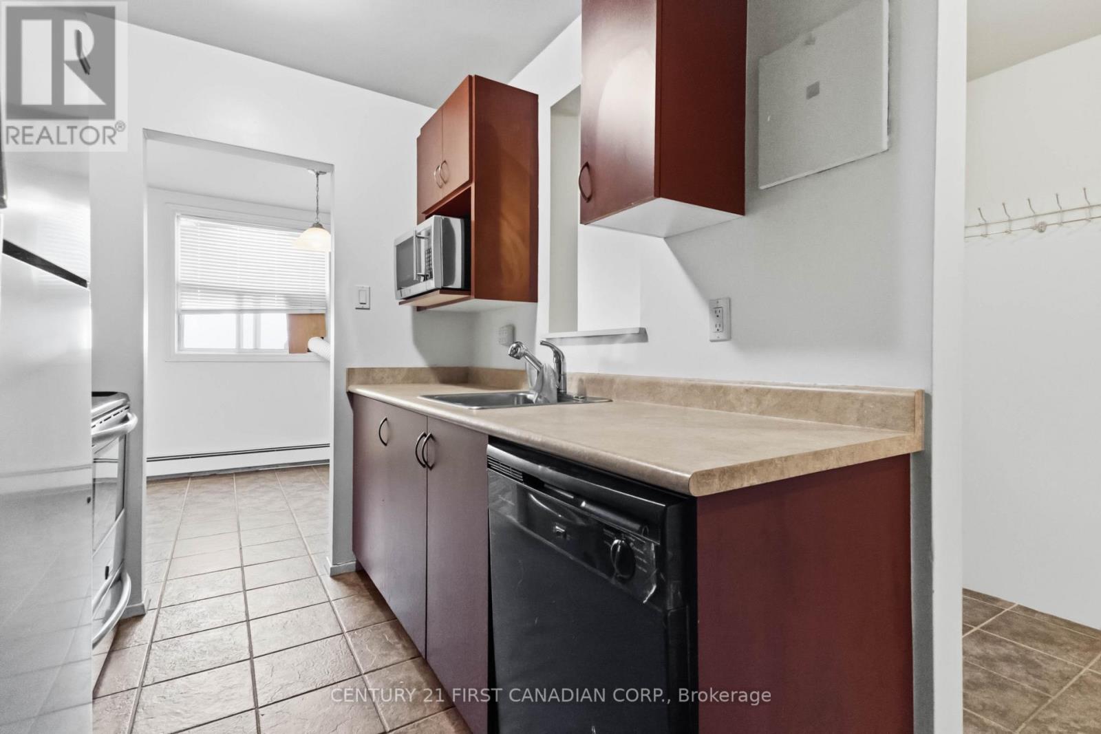 #707 931 WONDERLAND ROAD - Image 24