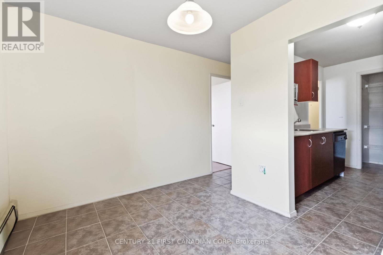 #707 931 WONDERLAND ROAD - Image 27