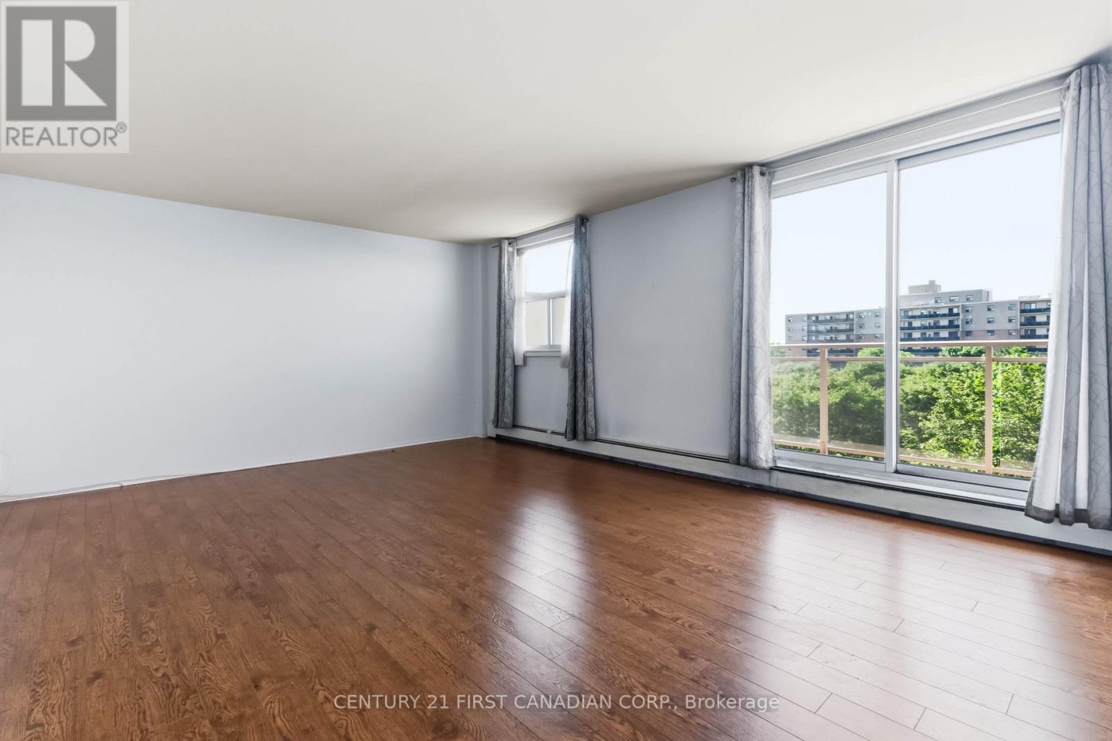 #707 931 WONDERLAND ROAD - Image 30