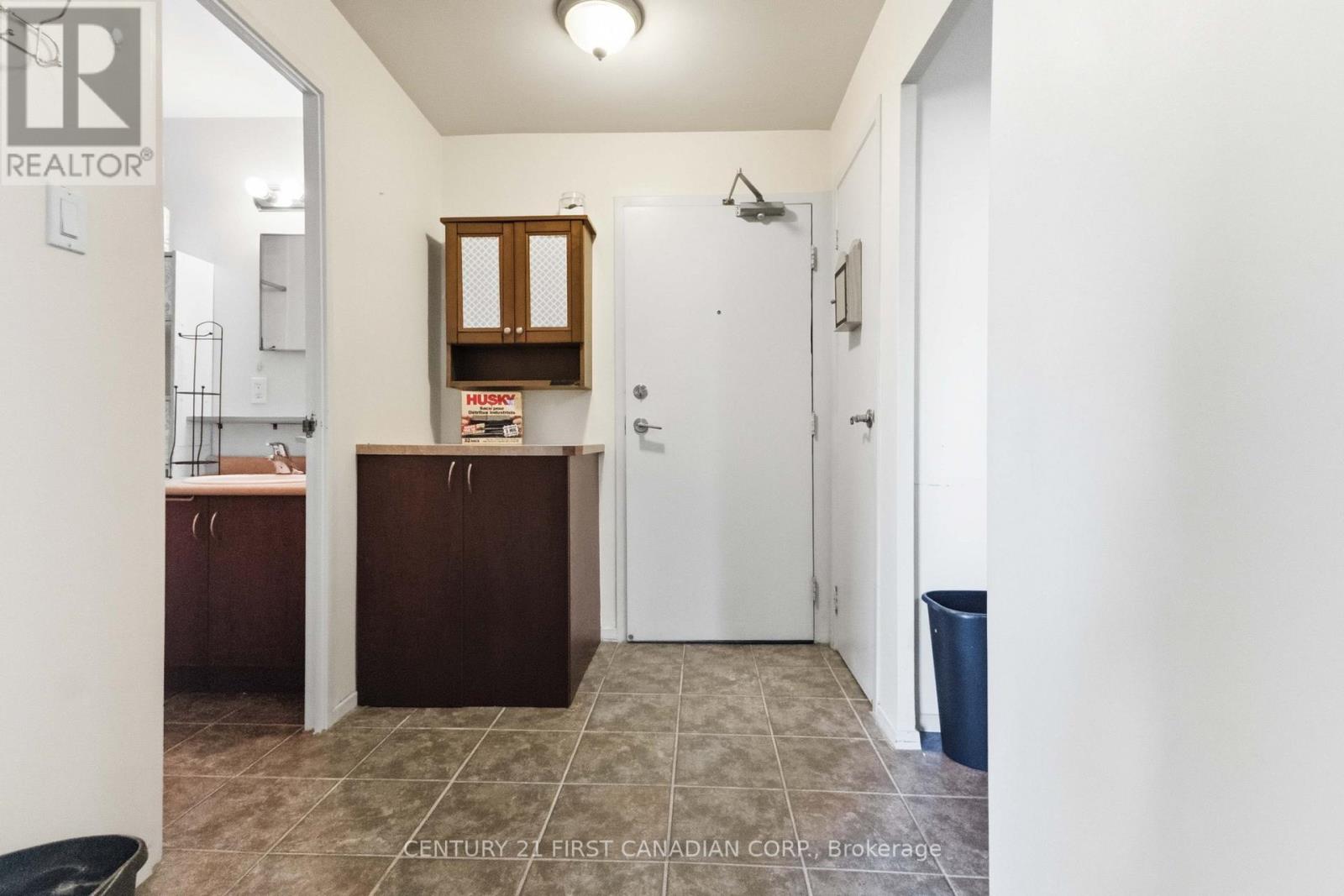 #707 931 WONDERLAND ROAD - Image 5