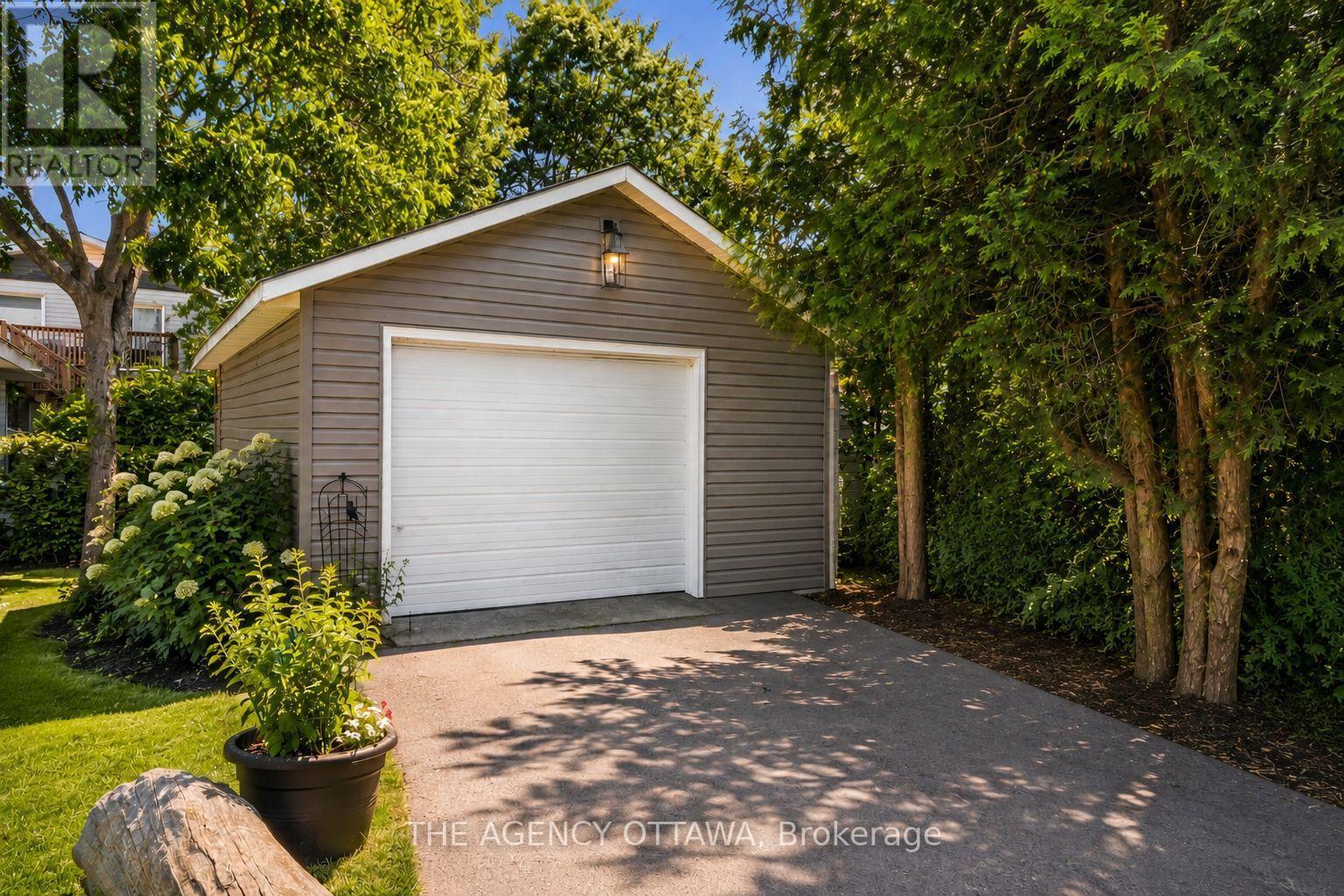 #A & B 33 NAPOLEON STREET - 44
