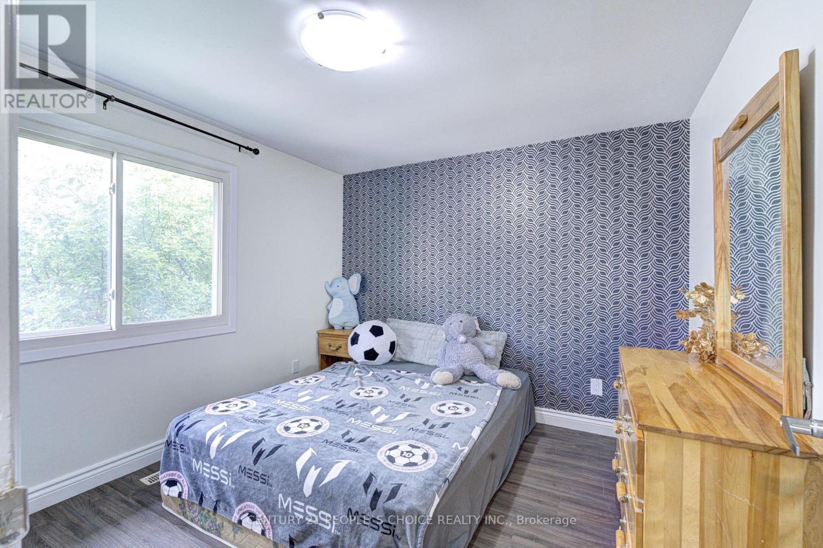 27 REYNIER DRIVE - 32