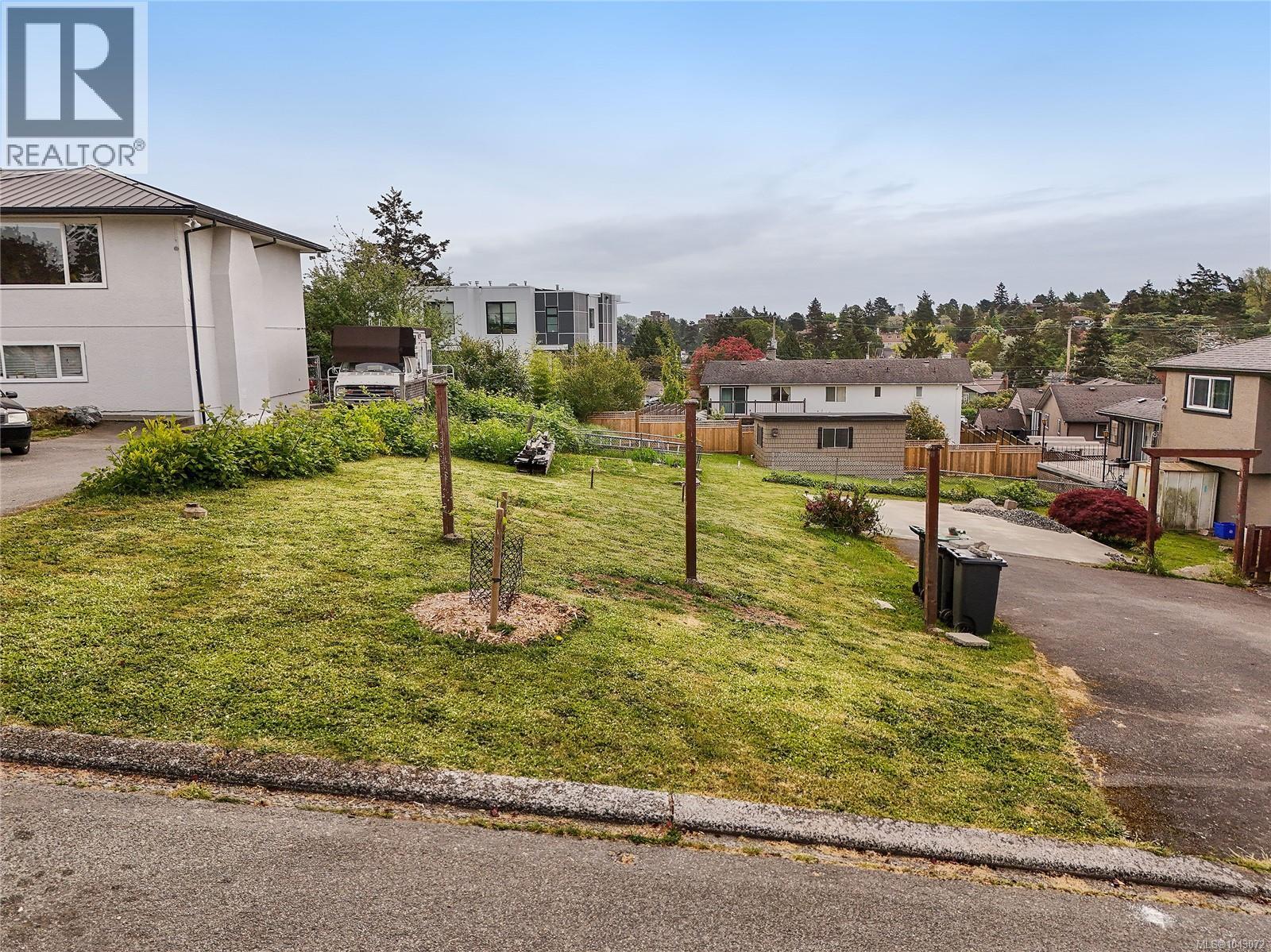 1079 GOSPER Cres - 3