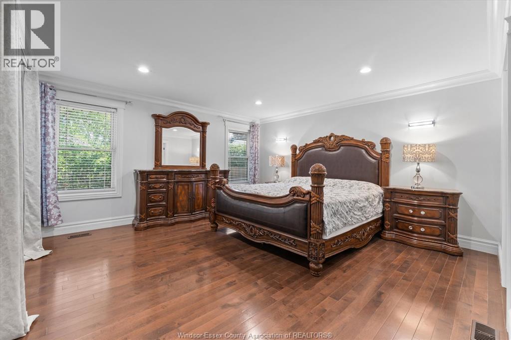 1055 ROSELAND DRIVE South - 16