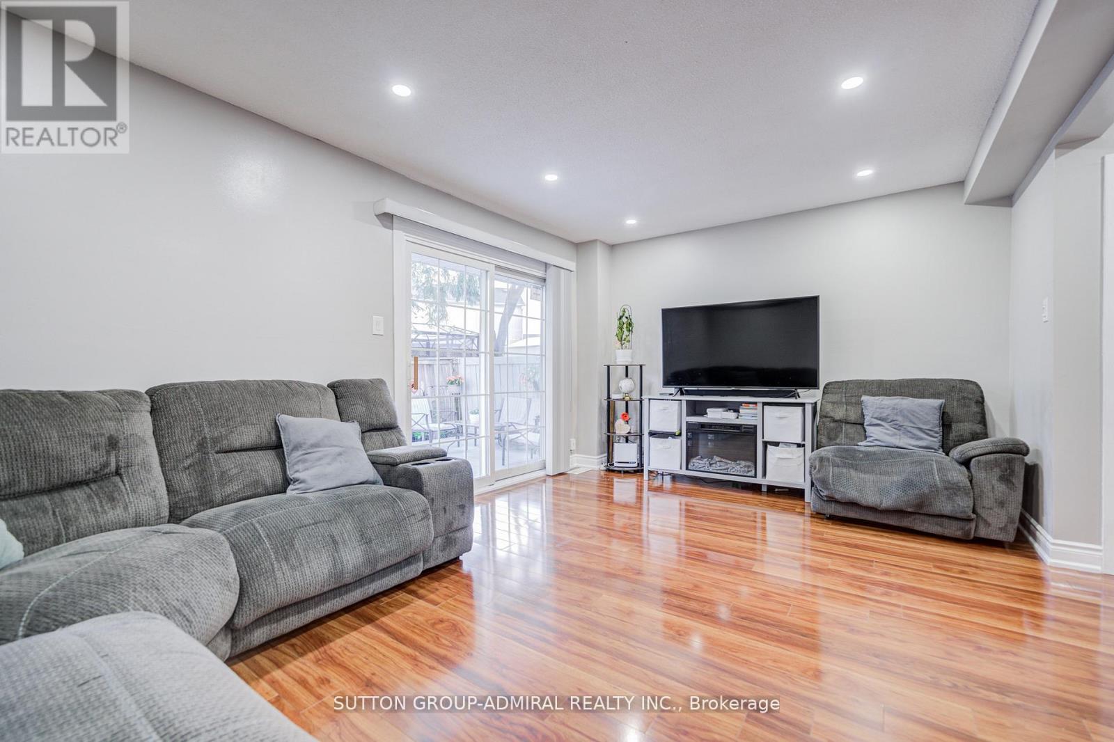 4 HILDA COURT - 22