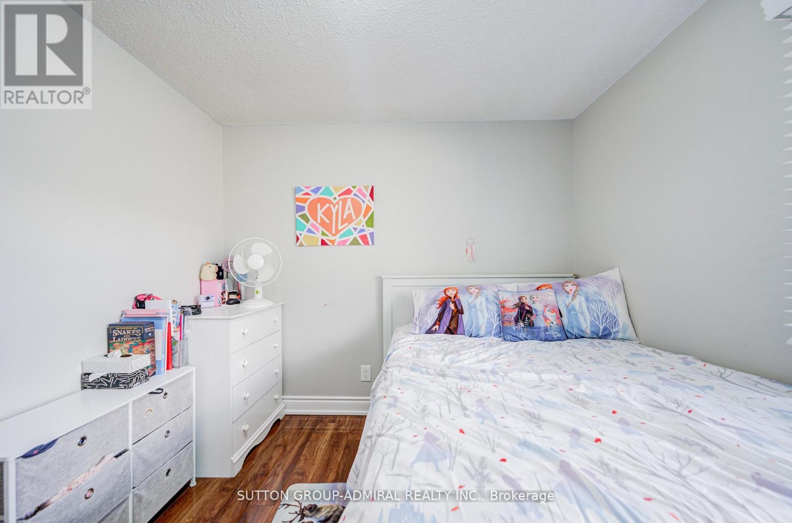 4 HILDA COURT - 32