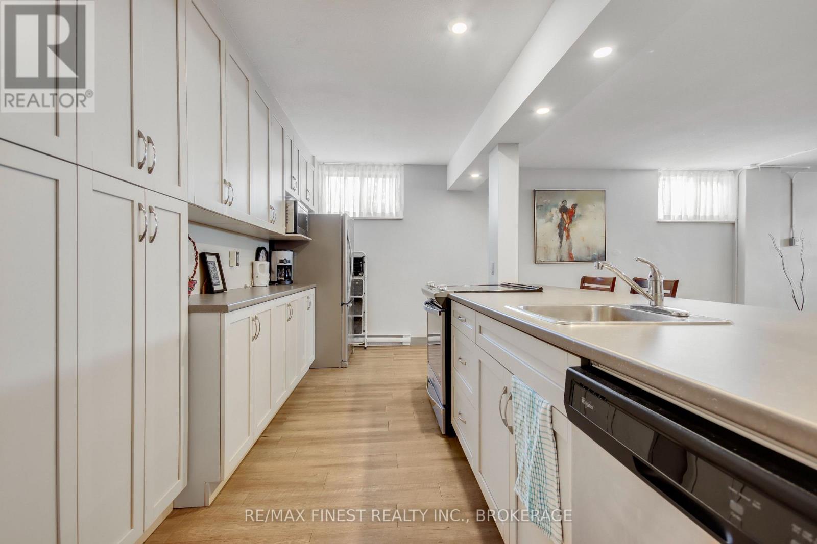 #206 2 MOWAT AVENUE - 15